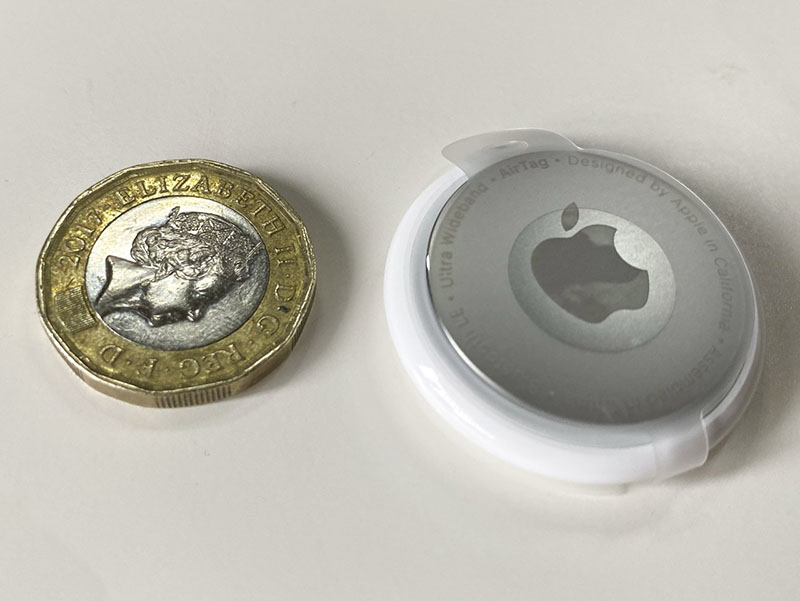 مقایسه ایرتگ اپل در کنار سکه یک پوندی