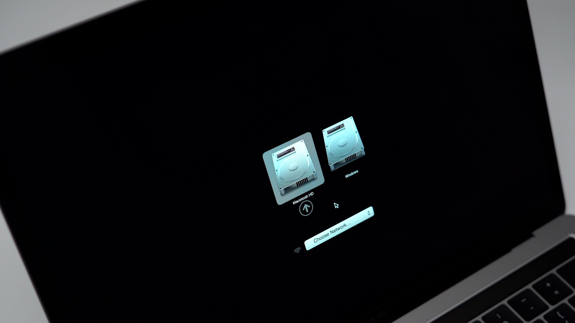 مک بوک با دو سیستم عامل مک‌او‌اس و ویندوز ۱۰