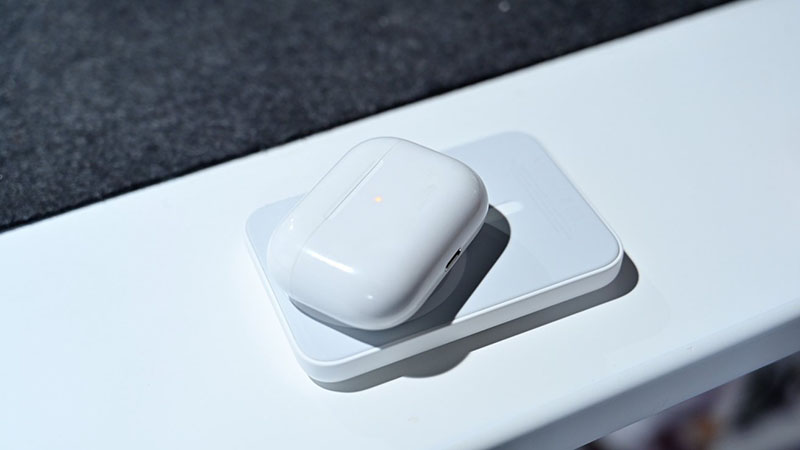 شارژ شدن ایرپاد پرو به کمک باتری مگ سیف اپل