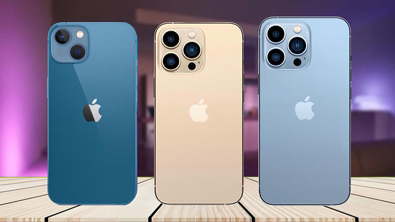iPhone 13 آبی در کنار iPhone 13 Pro طلایی و iPhone 13 Pro Max سیرا بلو