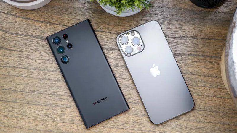 تصویری از iPhone 13 Pro Max در کنار Galaxy S22 Ultra