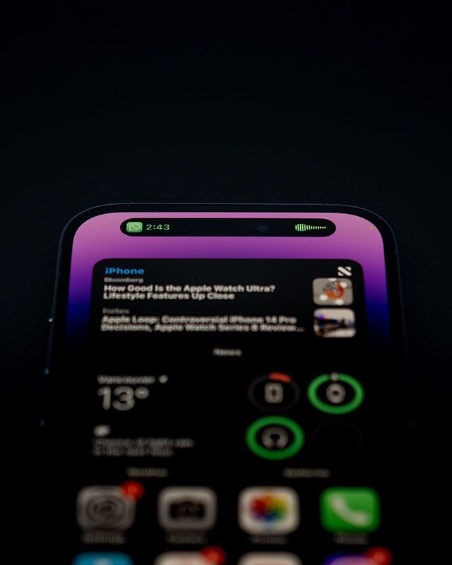 نمایشگر iPhone 14 Pro از نمای نزدیک