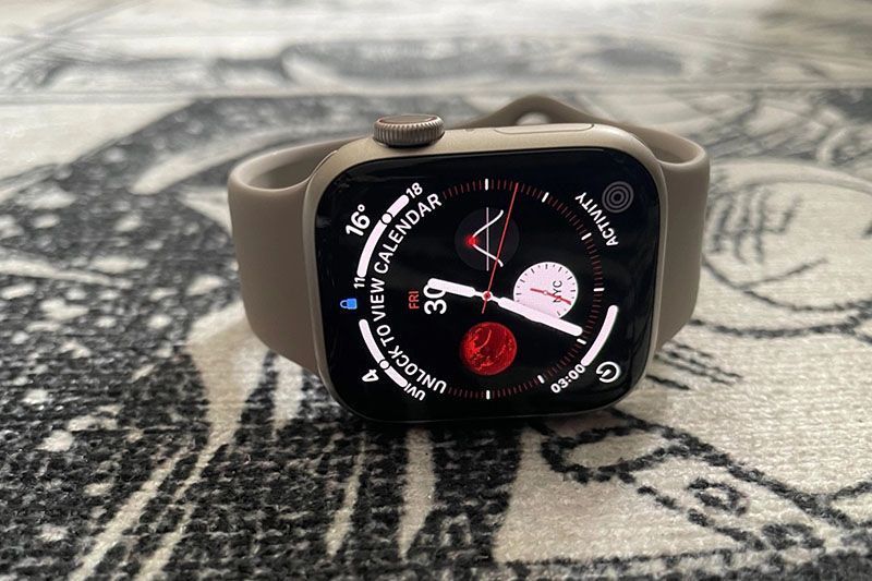 تصویری از نسخه استارلایت Apple Watch Series 8
