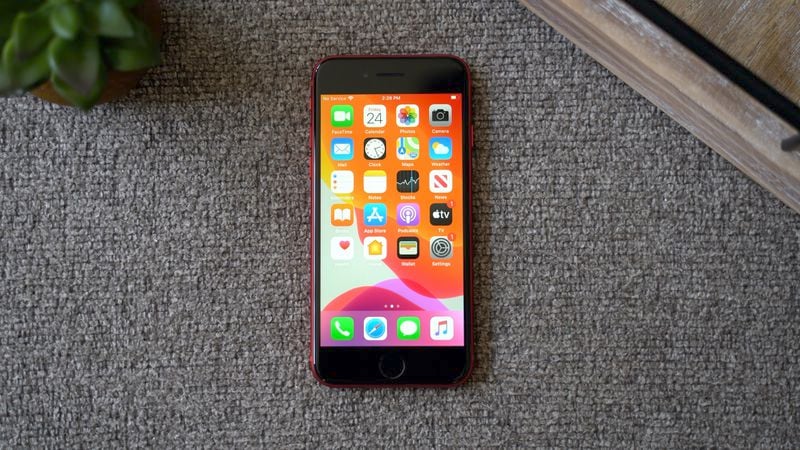 مقایسه طراحی و رنگ‌ها در آیفون SE 3 و آیفون 11